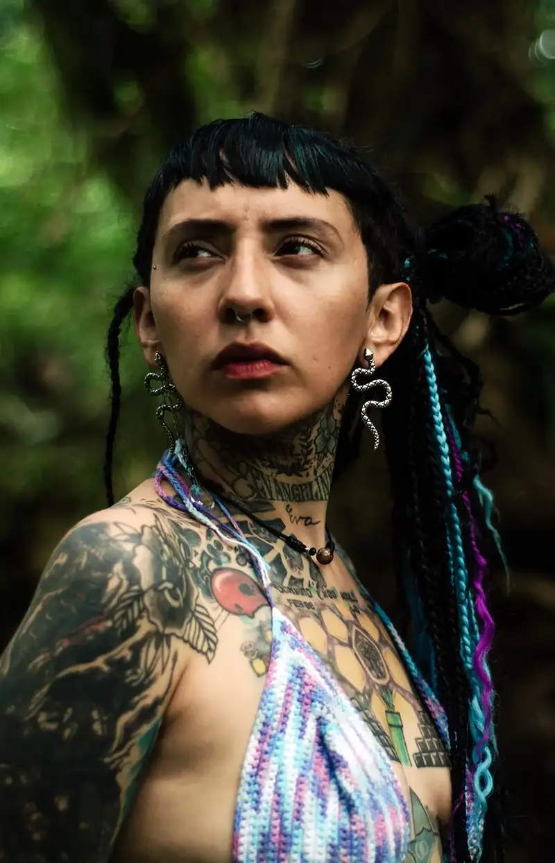 بیکینی رنگی گوشواره مار تاتوی بدن رنگی